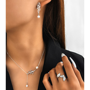 <span class=keywords><strong>Set</strong></span> Perhiasan Wanita Fashion Kalung/Cincin/Anting Rantai Baja Tahan Karat dengan Liontin Daun dan Mutiara - Product Image 3