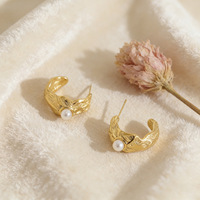 Boucles d'oreilles créoles en acier inoxydable plaqué or 18 carats avec perles pour femme, forme C texturée, style vintage, cadeau, vente en gros, OEM