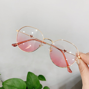 แว่นกันแดดทรงหัวใจโลหะย้อนยุค F1-9085 สำหรับผู้หญิง เลนส์ไล่เฉดสี UV400 กรอบสีทอง แฟชั่น ป้องกันแสงแดด ประเภท 3 - Product Image 3