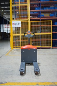 รถยกพาเลทไฟฟ้า 2000 กก. แบตเตอรี่ตะกั่ว-กรด 48V ยางตัน สำหรับใช้งานภายในอาคาร โรงงานผลิต - Product Image 2