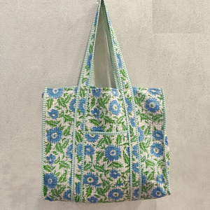 Sac fourre-tout en coton matelassé imprimé à la main, motif floral vert et bleu, sac à bandoulière fait main, réutilisable pour le shopping quotidien - Product Image 1