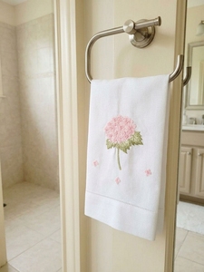 Toalla de Mano de Algodón Blanco de Alta Calidad, Bordada Personalizada con Diseño de Hortensia Rosa, para el Hogar, Deportes y Bodas - Product Image 3