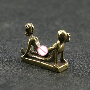 Statuette de couple en laiton massif amusante, ornement artistique coquin pour bureau, cadeau de pendaison de crémaillère unique, statuette créative en métal pour hommes - Product Image 5
