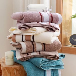 Serviette de bain épaisse en coton pur imprimé, non pelucheuse, pour usage domestique et hôtelier - Product Image 1