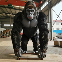Grand gorille sauvage animatronique réaliste pour les espaces publics, les centres commerciaux, les aires de jeux, les parcs d'aventure, les aéroports et les zoos