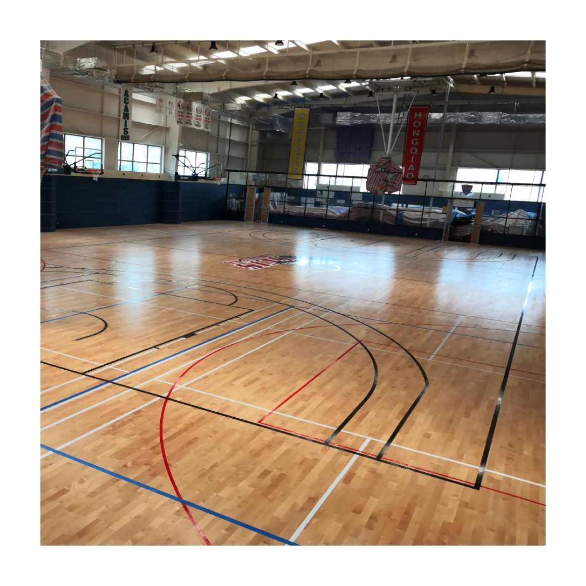 Les fabricants fabriquent avec soin un sol de sport d'intérieur en érable bouleau hêtre chêne avec certification de ligue de basketball