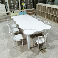 Ensemble table de mariage et chaises Chiavari White Wave, table de repas en forme de fleur pour location événementielle et fêtes