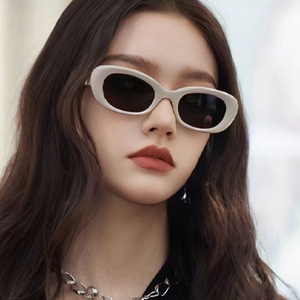 Lunettes de soleil œil de chat à monture complète UV400, mode unisexe, protection solaire pour adultes, noir gris avec étui - Product Image 1