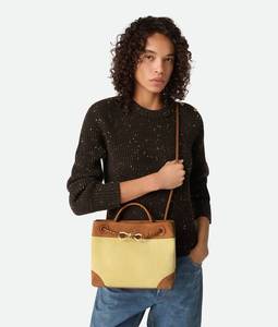Sac à main Bottega BV Andiamo en daim bicolore avec effet velours côtelé, doté d'un détail de nœud signature et d'une fermeture coulissante Veneta - Product Image 1