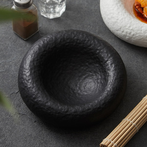 Bol à donuts en céramique blanche texturée martelée Pebble pour la présentation de fruits de mer en gastronomie raffinée, bol rond creux moderne en porcelaine - Product Image 2
