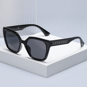 Nuevas gafas de sol tipo ojo de gato con montura grande para mujer, montura negra de PC, protección UV400, clase 2, para un estilo moderno. - Product Image 1