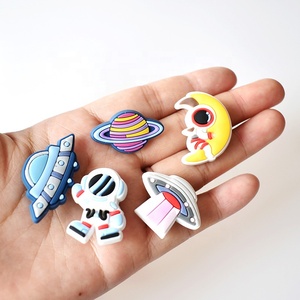 Astronauta espacial de la <span class=keywords><strong>NASA</strong></span>, encantos de zapatos de zuecos de Pvc para zuecos, decoraciones de zapatos, pulsera - Product Image 4