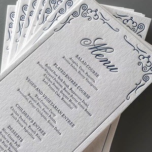 Carte de menu de mariage personnalisée élégante avec impression sérigraphique, papier couché, estampage à chaud, gaufrage, design enroulable avec noms et date - Product Image 3