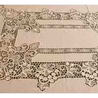 Nappe en lin brodée sur le thème des raisins