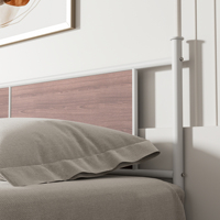 Lit plateforme moderne en fer blanc avec tête de lit en panneau imitation bois pour chambre à coucher