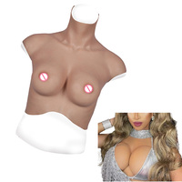 Seins en silicone de grande taille, poitrine volumineuse, transgenre, travesti, drag queen, crossdresser, sissy
