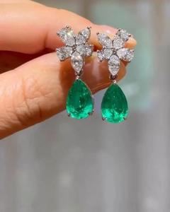 Boucles d'oreilles clous en or blanc 14 carats avec diamant de laboratoire 2 carats taille poire motif floral, bijoux raffinés pour cadeau d'anniversaire ou de fête - Product Image 4
