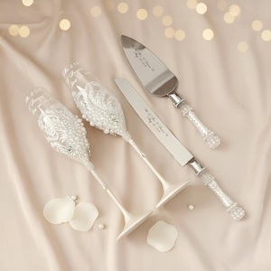 Regalos promocionales empresariales personalizados, hechos a mano, grabados, templados, sostenibles, para copas de brindis nupciales, con detalles de perlas y cristal, para el novio y la novia. - Product Image 3