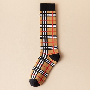 Vente en gros de chaussettes de luxe en coton de haute qualité personnalisées Chaussettes unisexes à prise en main pour femmes Chaussettes de créateur à long tube Marques célèbres pour femmes - Product Image 6