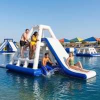 Modules aquatiques de haute qualité pour parcs aquatiques en plein air, toboggan gonflable triangulaire flottant, toboggan aquatique gonflable pour jeux en parc