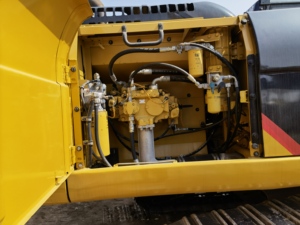 รถขุดตีนตะขาบไฮดรอลิก Caterpillar 329D2 มือสอง ปี 2012 เครื่องยนต์ Cummins เกียร์บ็อกซ์ น้ำหนักใช้งาน 29 ตัน ความลึกขุดสูงสุด 7290 มม. - Product Image 5