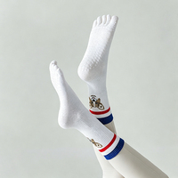 Chaussettes de Pilates à cinq doigts en coton de haute qualité, chaussettes de sport antidérapantes à rayures de dessin animé mignonnes pour femmes