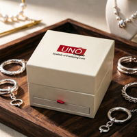 Petite boîte à bijoux artisanale avec fermeture magnétique, logo en relief, forme rectangulaire, doublure en éponge, petit couvercle mat