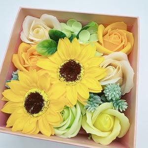 Nouvelle fleur de savon finie, cadeau de la Saint-Valentin pour petite amie et amies, cadeau de la fête des femmes, boîte cadeau de tournesol et de rose - Product Image 1