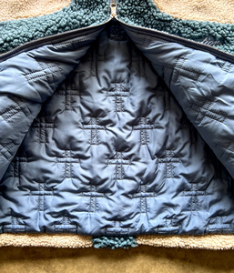 Veste en polaire Sherpa extra épaisse à col rabattable, fermeture éclair intégrale, patchwork bicolore, logo brodé vintage, fourrure Sherpa - Product Image 4