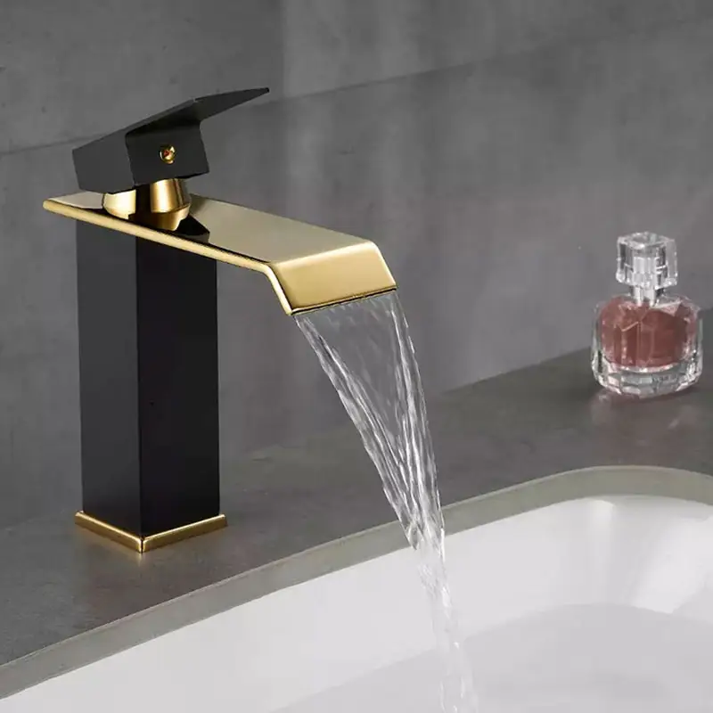 Luxo preto e dourado torneira bacia moderno deck montado cachoeira torneira misturadora do banheiro