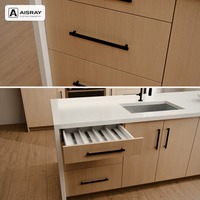 Meuble de cuisine moderne avec portes en bois massif, aménagement en îlot, dimensions personnalisées, boîtes en panneaux mélaminés et tiroirs à fermeture amortie