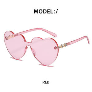 Lunettes de soleil en forme de cœur, monture noire, verres PC UV400, tendance pour les fêtes et les spectacles sur scène - Product Image 3