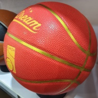 Ballon de basketball hygroscopique en cuir PU, sur mesure, avec contours dorés, absorbant l'humidité, 12/16 panneaux