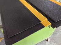 Nez de marche en aluminium jaune et noir pour extérieur avec insert en carbure de silicium