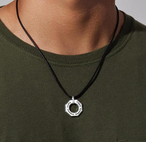 Collar de Acero Inoxidable con Colgante Octagonal Geométrico y Cordón de Cuero Personalizado con Nombre de Familiares o Mensaje para Papá o Novio - Product Image 2