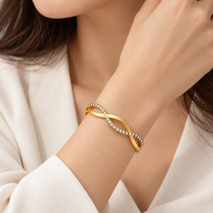 กำไลข้อมือแบบเปิดประดับเพทาย รุ่น Zircon Wave ทำจากสแตนเลสและเพทาย ชุบทอง 14K ด้วยระบบสุญญากาศ - Product Image 5