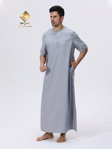AL HARAMAIN Qamis gris en polyester pour homme, à manches courtes, longueur ras du sol, robe de prière modeste, col uni, coupe classique, élégant et rapide à sécher - Product Image 3