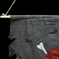 Décorations d'Halloween De Long : Drapeau de pirate en coton, Bandana rouge à tête de mort, Accessoires tête de fantôme, Décorations suspendues effrayantes pour fête et maison hantée