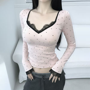 T-shirt en maille extensible à manches longues et col en V, coupe ajustée, motif pois et blocs de couleur, décontracté, écologique, avec bordure en dentelle, pour le printemps - Product Image 1