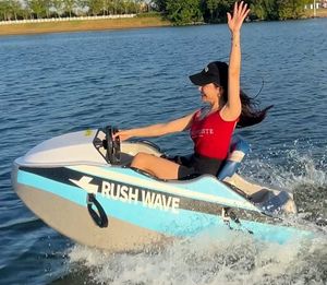 Nouvelle énergie <span class=keywords><strong>l</strong></span>égère Jet Powered Mini <span class=keywords><strong>bateau</strong></span> électrique Sports nautiques <span class=keywords><strong>Petit</strong></span> navire électrique 18KW Haute vitesse Surf Jet Wave Boat - Product Image 1