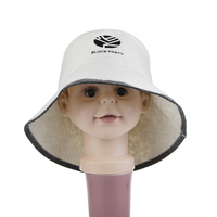 Un sombrero tipo pescador de lana pura color crema que convierte la sauna más calurosa en una fiesta callejera donde el calor siempre es un invitado bienvenido.