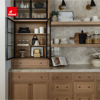 Armoire de cuisine en bois massif de chêne blanc de style fermier entièrement personnalisée Alland avec un design encastré encadré de style shaker, plan de travail Taj Mahal