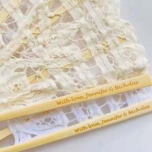 Éventail pliant en bambou de 27 cm avec dentelle blanche pour cadeaux promotionnels et d'affaires (vente en gros) - Product Image 3