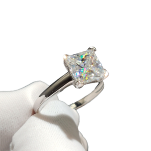 Anillo de Compromiso Clásico con Moissanita de 3CT para Mujer, J&C Jewelry, Plata de Ley 925, Chapado en Oro Blanco de 18K, 8x10mm, Corte Radiante - Product Image 4