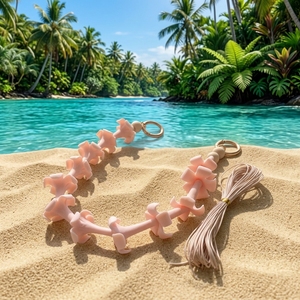 Collier de couronne florale hawaïenne en argile polymère Puakeni Kenney fait main, pendentif décoratif enveloppé d'une chaîne - Product Image 5