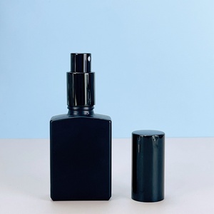 ขวดสเปรย์แก้วทรงสี่เหลี่ยมแบนสีดำด้านหรูหรา ขนาด 15 มล. 30 มล. 50 มล. สำหรับบรรจุเซรั่ม น้ำมันหอมระเหย น้ำหอม ขายส่ง - Product Image 2