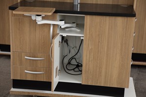 خزانة أسنان مخصصة بتصميم الساعة الـ12 لغرفة علاج العيادة الجديدة، مع حوض وسطح عمل خلفي لطبيب الأسنان - Product Image 2