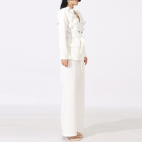 Ensemble deux pièces automne 2026 pour femme : haut à col en V et manches longues avec appliques et poches, et pantalon taille haute