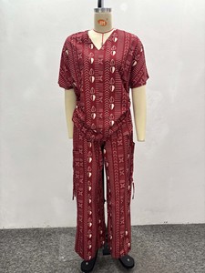 Ensemble <span class=keywords><strong>chic</strong></span> de style africain pour <span class=keywords><strong>femme</strong></span> : chemisier imprimé à manches courtes avec cordon de serrage à la taille et pantalon large - Product Image 4