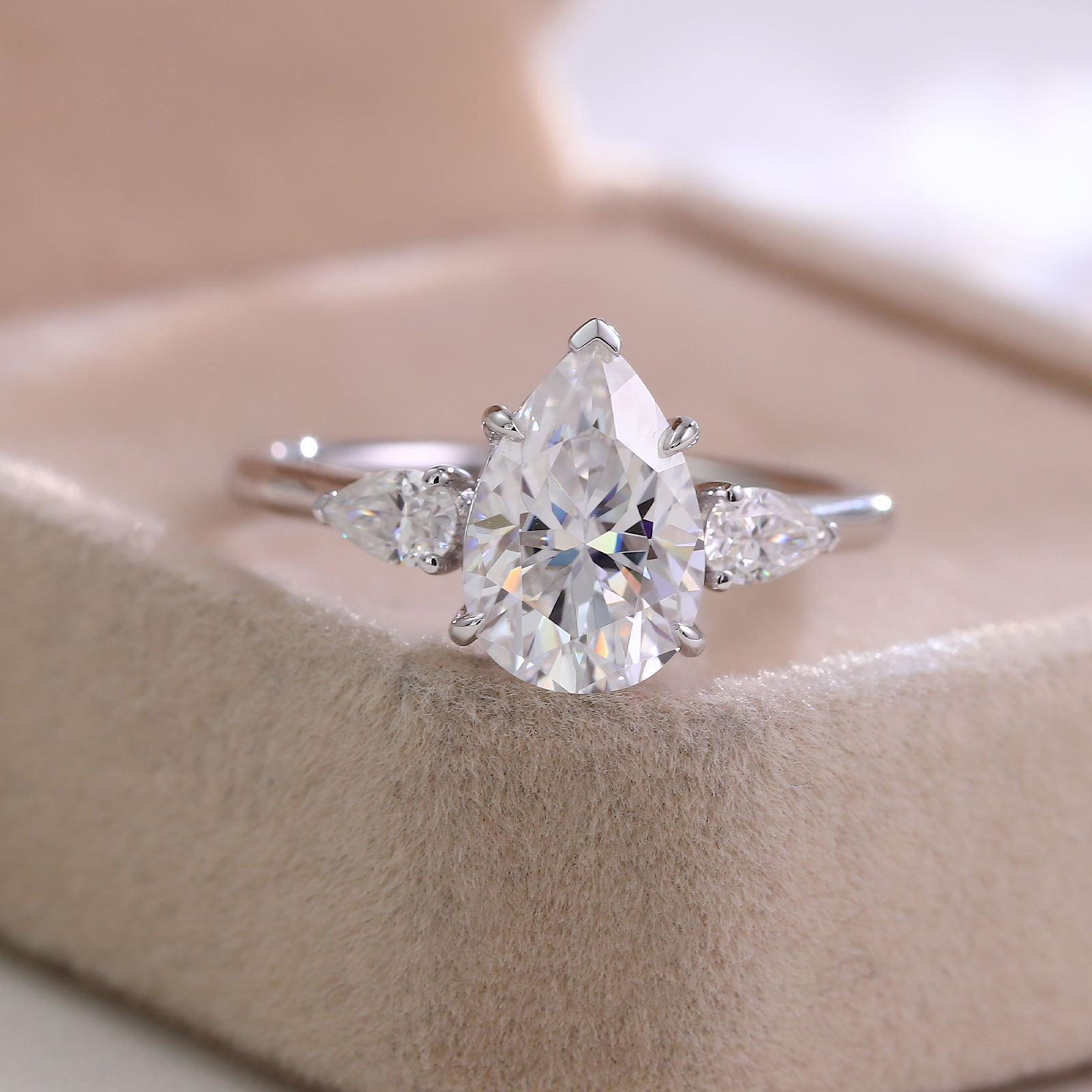 Anillo de moissanita de oro macizo real de 18 quilates